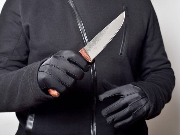 50-годишен мъж тормози съседи, заплашва с нож учителки и деца