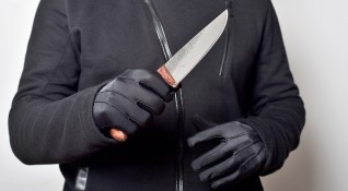 50 годишен мъж тормози съседи заплашва с нож учителки и деца