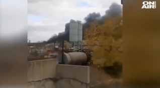 Пожар гори край бившия завод Сила в Ямбол Над града