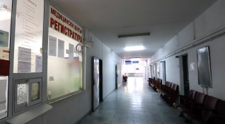 Един по един лекарите от COVID кабинета в Дупница се