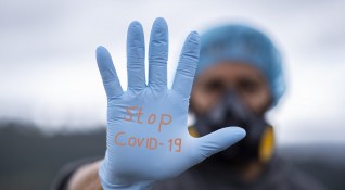Хората боледуващи от COVID 19 са най заразни за другите около себе