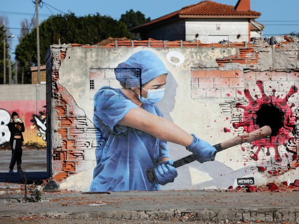Майстор на графити е изобразил битката на медиците с коронавируса