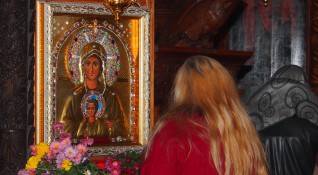 Православните християни честват Въведение Богородично С решение на Светия Синод