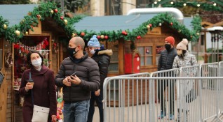 Немският коледният базар в Градската градина в София се радва