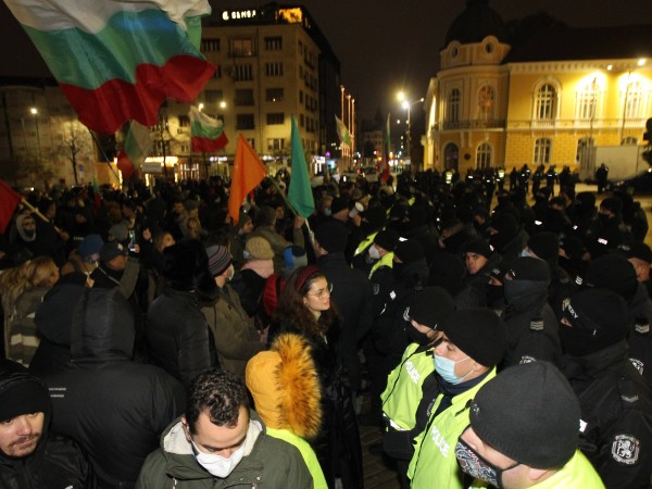 Протестиращи срещу правителството и главния прокурор за поредна вечер се