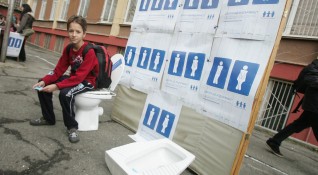 Около 70 от учениците се притесняват да използват училищните тоалетни