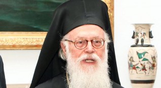 Главата на Албанската православна църква 92 годишният архиепископ Анастасий се очаква
