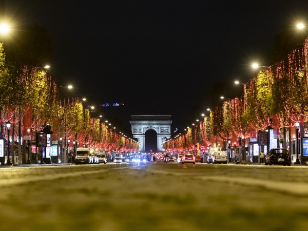 Красива гледка с коледната украса на Париж. Снимка: БГНЕСПо публикацията