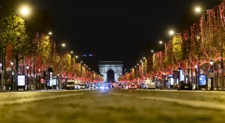 Красива гледка с коледната украса на Париж Снимка БГНЕСПо публикацията