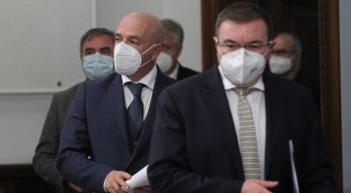 Здравният министър Костадин Ангелов предлага от петък нови строги здравни