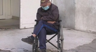 Опериран наскоро мъж с двустранна бронхопневмония беше принуден да чака
