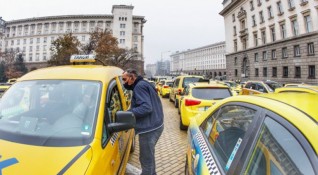 Таксиметрови шофьори в София излизат днес отново на протест В
