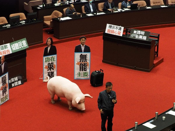 Законодатели от основната опозиционна партия в Тайван Гоминдан замеряха със