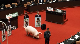 Законодатели от основната опозиционна партия в Тайван Гоминдан замеряха със