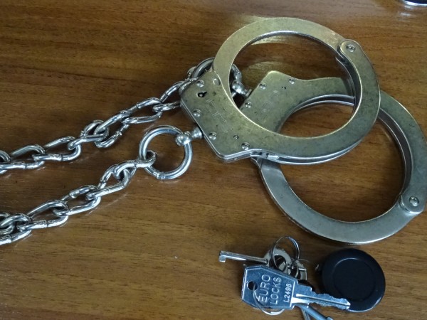 Полицията задържа крадец, отмъкнал каса с пари и златни накити