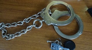Полицията задържа крадец отмъкнал каса с пари и златни накити