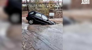 Кола пропадна в огромна дупка в Пловдив Причината за огромната