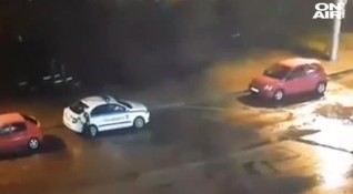 Видеоклип който показва как полицай сваля емблемата на паркиран автомобил