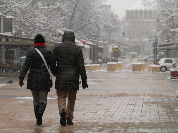 В София натрупа първи сняг, след като през нощта започнаха
