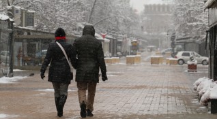 В София натрупа първи сняг след като през нощта започнаха