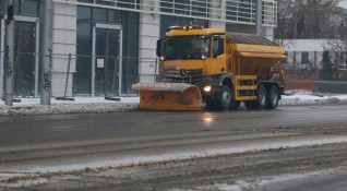 Снегорините в София запалиха и вече чистят първия натрупал сняг