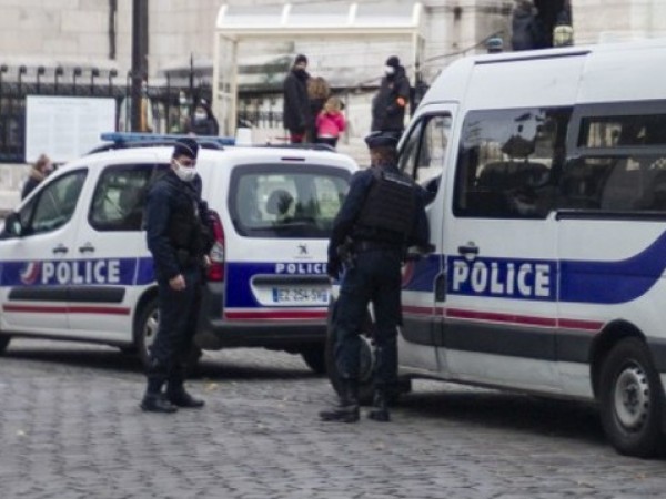 Четирима френски полицаи са обвинени, като двама от тях остават