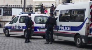 Четирима френски полицаи са обвинени като двама от тях остават