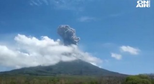 Хиляди хора бяха евакуирани след изригването на мощния вулкан в