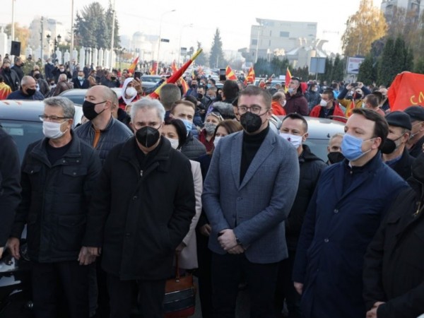 Опозиционната партия ВМРО-ДПМНЕ заплаши, че ако премиерът на Република Северна