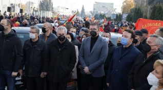 Опозиционната партия ВМРО ДПМНЕ заплаши че ако премиерът на Република Северна
