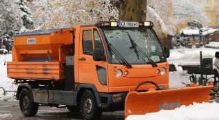 63 снегопочистващи машини са на терен и работят във всички