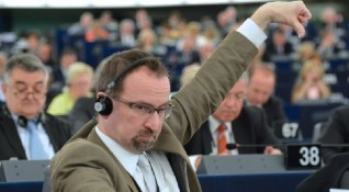 Унгарски евродепутат подаде оставка след разразил се скандал Оказа се