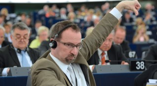 Йожеф Сайер унгарският евродепутат заловен на оргия в Брюксел се