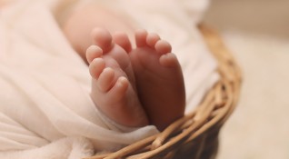 Момиченце се роди след износване на ембрион замразен през 1992