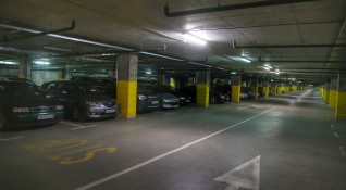 Буферните паркинги към станциите на софийското метро и днес ще
