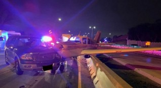 Едномоторен самолет се приземи на оживено шосе в американския щат