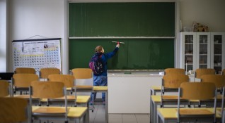 Чехия стартира програма за тестуване за коронавирус на учителите Това