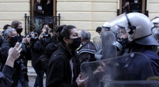 Над 100 са вече задържаните в центъра на Атина за