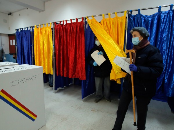 Румъния гласува днес за нов парламент. От него се очаква