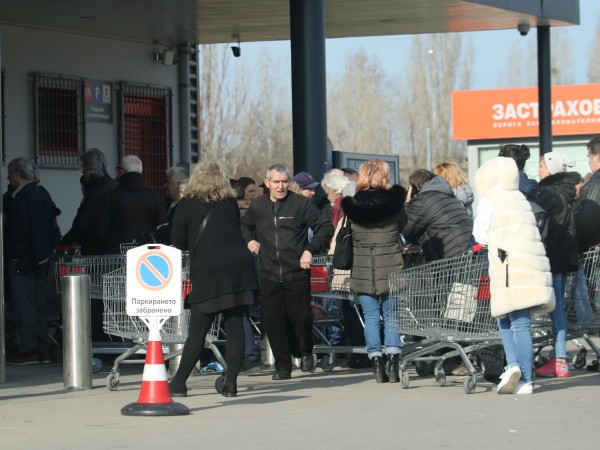 Полиция ще прилага строг контрол пред големите хипермаркети в Пловдив.