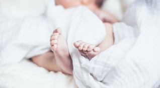 Майката на 28 дневно бебе с COVID 19 сигнализира че в болницата