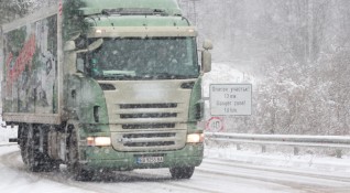 Натрупал сняг затвори пътя към Бяла Русенско съобщи БНТ Жълт