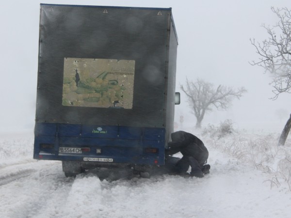 Неподходящи за зимните условия гуми са отговорни за блокадата от