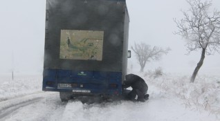 Неподходящи за зимните условия гуми са отговорни за блокадата от