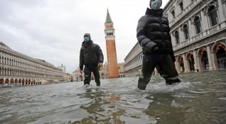 Проливни дъждове и липса на предупреждение от метеоролозите оставиха Венеция