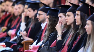 Забавя се дипломирането на студентите по право защото техните държавни