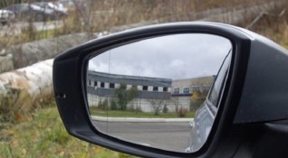 Външните огледала подобряват безопасността на автомобила Гледайки в тях шофьорът