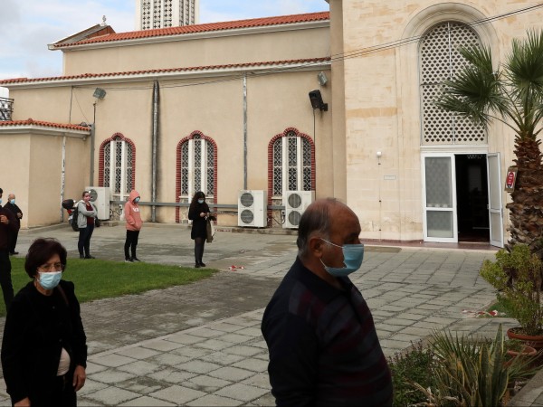 Властите в Кипър разпоредиха да бъдат затворени моловете и ресторантите
