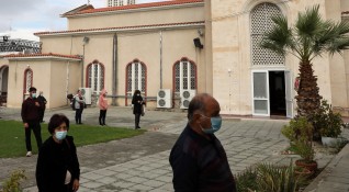 Властите в Кипър разпоредиха да бъдат затворени моловете и ресторантите
