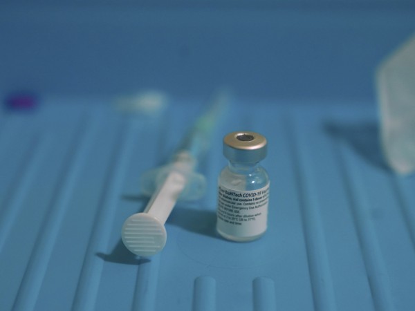 Масовата ваксинация във Великобритания едва сега започна, но първите проблеми